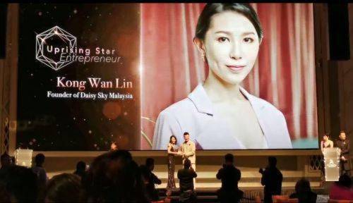 桂花|国产“唇纹熨斗”，一抹摆平唇干、起皮，润得想接吻