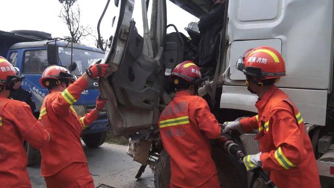 今天长乐乡发生一起车祸 大货车 搅拌车相撞