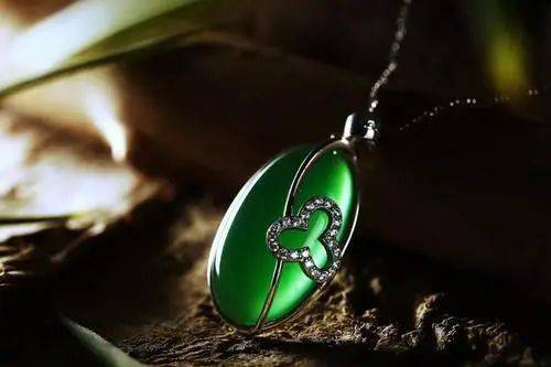 翡翠|一凡：玉髓真的不如翡翠？它的6位“贵族”，一般人还买不起……