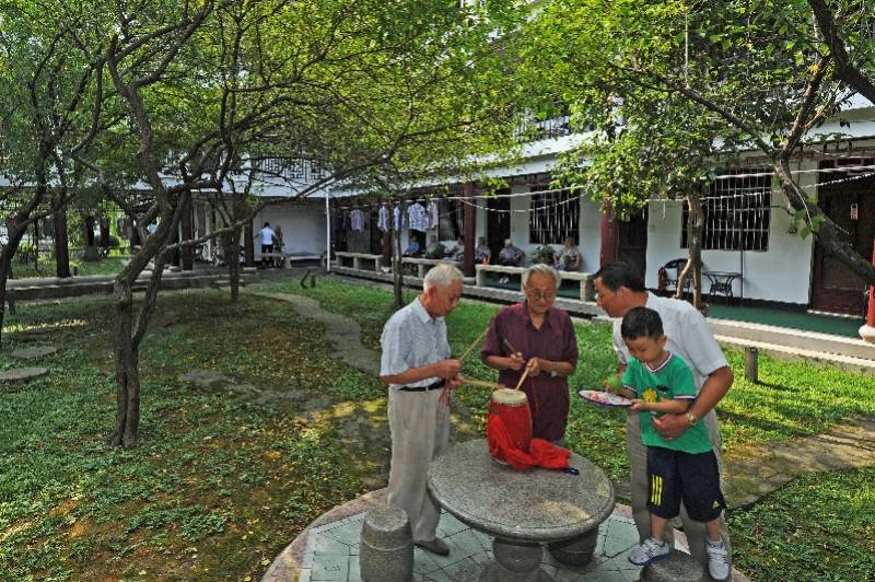 产业|有人一床难求，有机构近乎空置专家：养老产业需细分客群