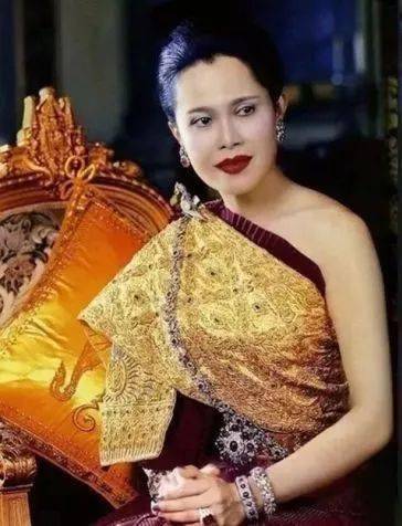 珠宝|18岁封后，50岁出轨？珠宝堆成山，还是留不住她的心……