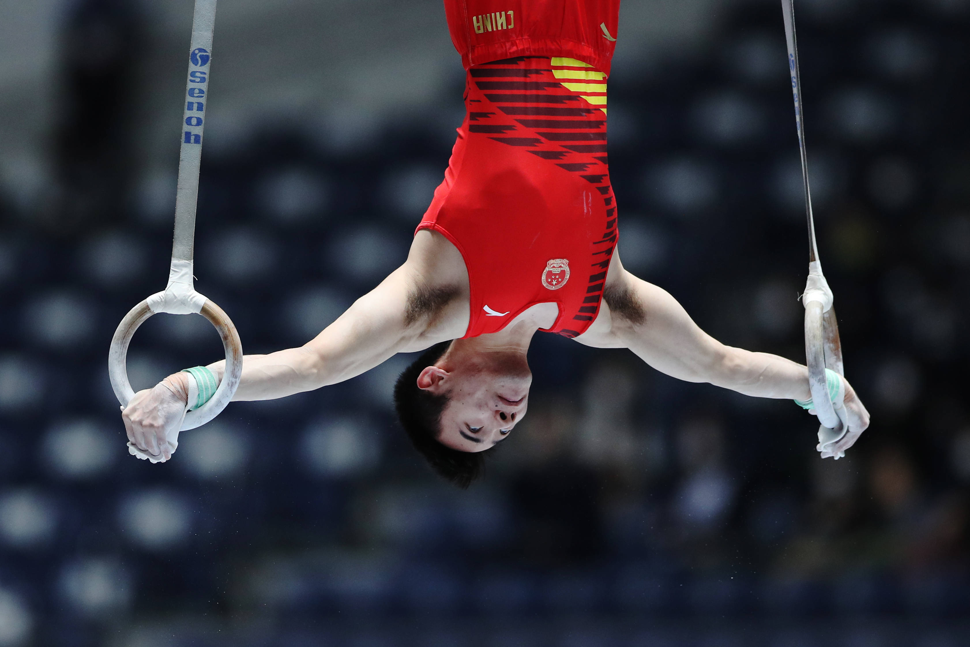 11月8日,团结队中国运动员马跃在吊环比赛中.