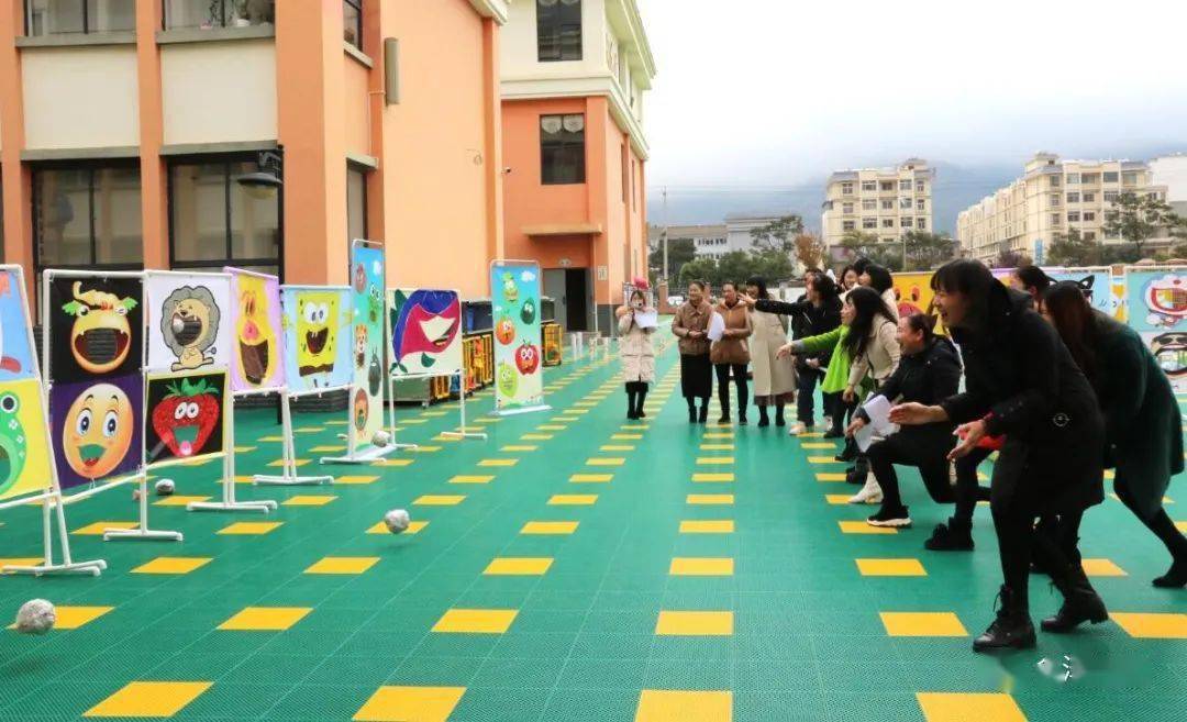 县第二幼儿园开展教师自制室内外玩教具展示评比活动