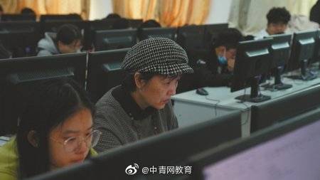 孃孃|57岁成都孃孃考上大学想把儿子写的小说拍成电影