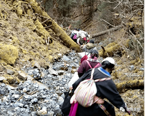 迭部县尼傲乡尖尼村风景怡人,境内有安多地区苯教四大神山之一的孟日