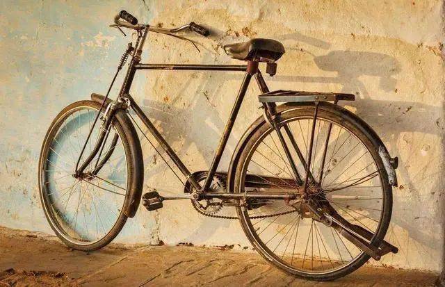 二八杠自行车,又名"二八式",是上世纪五十年代起,一款长期在中国流行