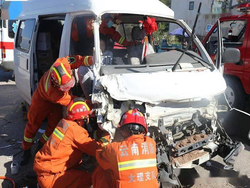 巍山消防庙街镇白龙桥路口急救车祸被困女子