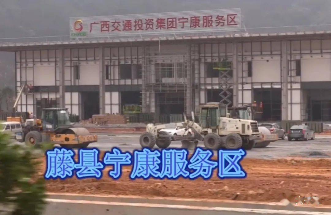 藤县一帮群众从大黎上高速直奔平南三桥,抢先体验荔玉