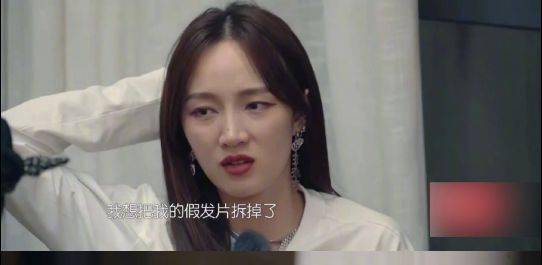 周迅|周迅首次做客薇娅直播，手臂粗壮气质富态，发际线有点堪忧