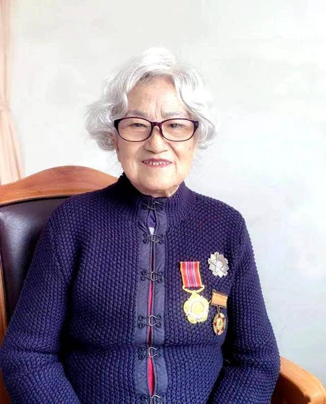 94岁王文娟近照曝光,曾赴朝鲜战场8月,丈夫去世后现状