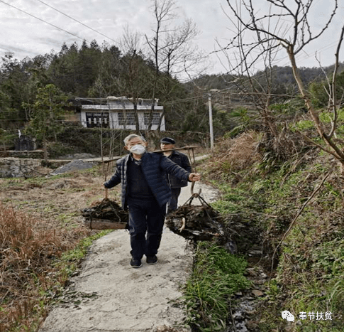 当天奉节县吐祥镇响水村召开村民代表大会,随着最后5户贫困户脱贫,第