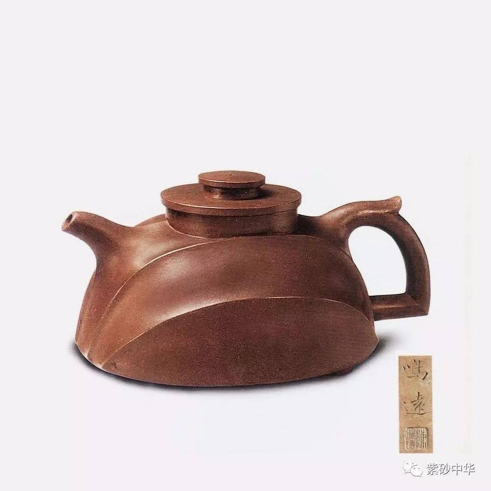 陈鸣远 弯棱形壶 上海博物馆藏 与鸣远佳意壶,只是在细节方面有些许不