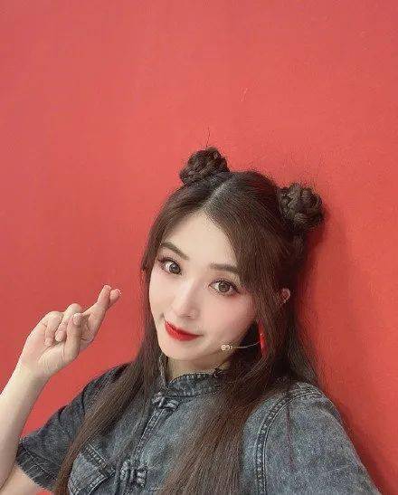 发型|杨超越的粉裙子太土气？被喷表演个寂寞的她要靠发型扳回一城！