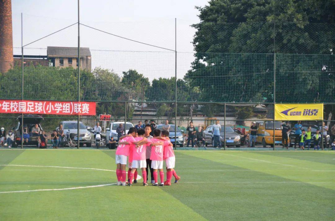 我校足球小将参赛勇创佳绩_比赛