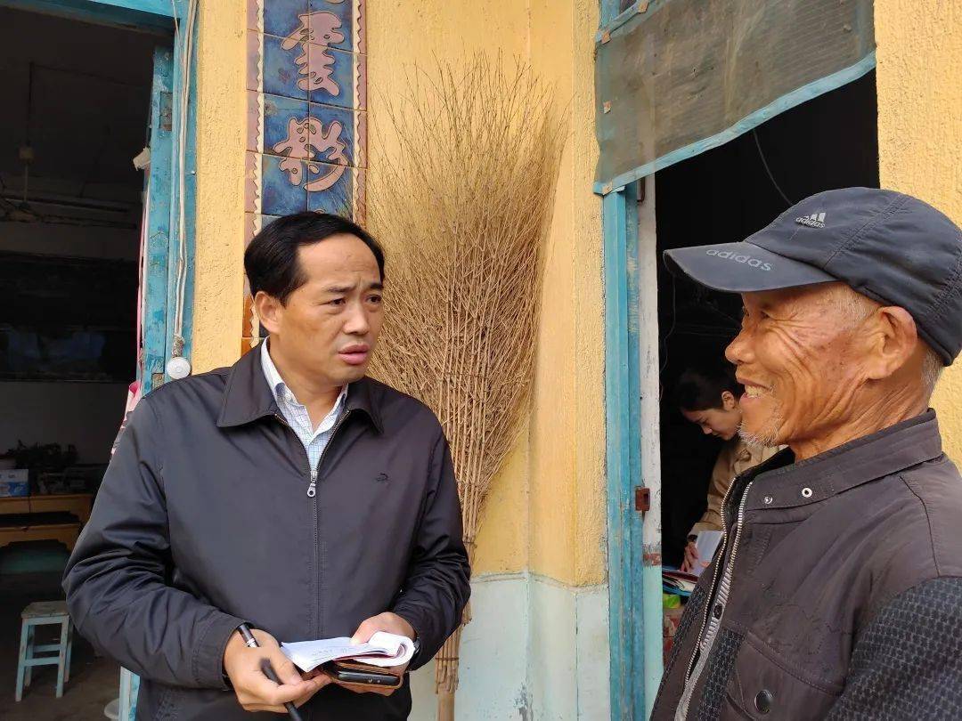 王启荣首先来到解集乡,深入黄林村和贡山村,随机走访武玉习,武言东,李