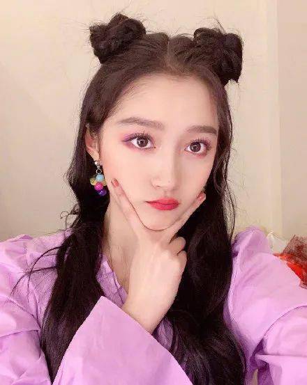 发型|杨超越的粉裙子太土气？被喷表演个寂寞的她要靠发型扳回一城！