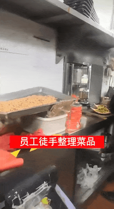 口罩戴得也很敷衍,鼻子全露外面