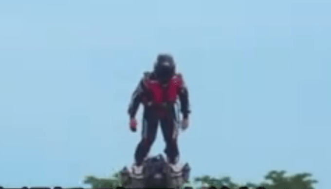 中国首个飞行滑板亮相（图）