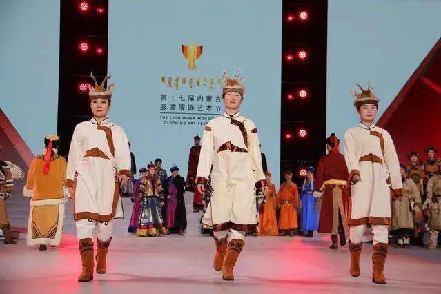 第十七届内蒙古服装服饰艺术节在通辽拉开帷幕,民族服饰惊艳登场