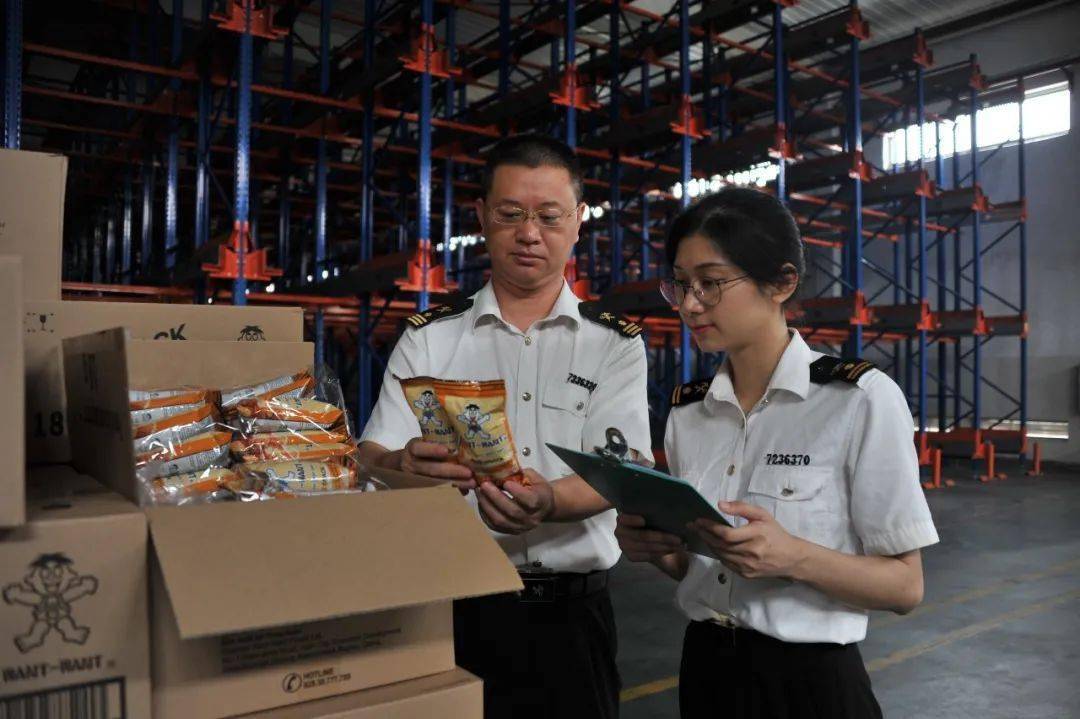 海关关员对出口膨化食品进行监管