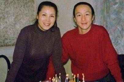 54岁田震近照变化大，红色短发颠覆形象，无子无
