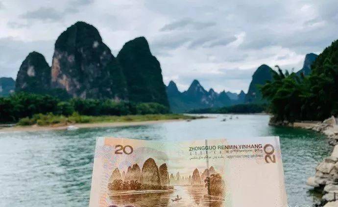 分别为九马画山和黄布倒影,  新版人民币20元背面,拍的就是黄布倒影