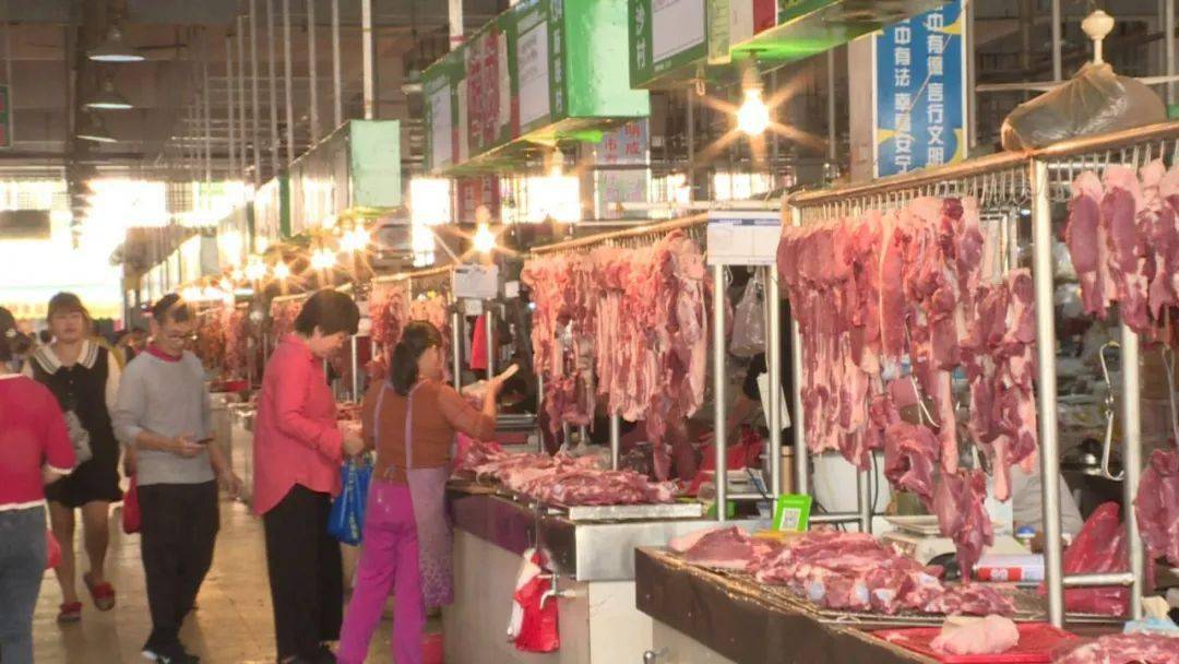 市场上的猪肉供货充足,满满当当的猪肉摆满每个档口