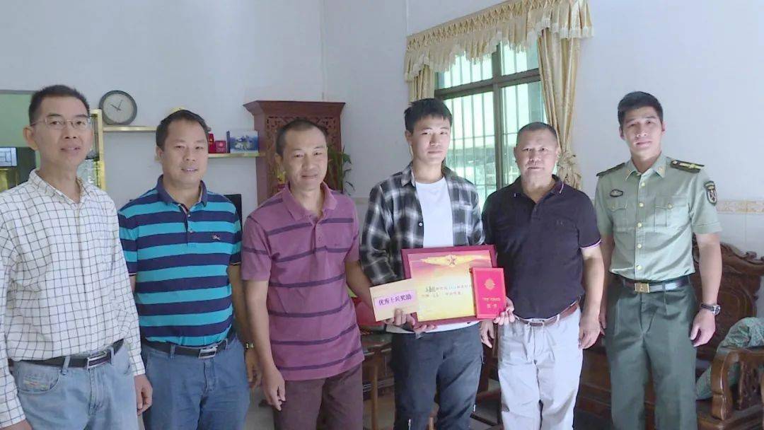 为获奖士兵送立功喜报 林达光委员每到一个士兵家庭，都亲手为士兵及家属送上奖状证书