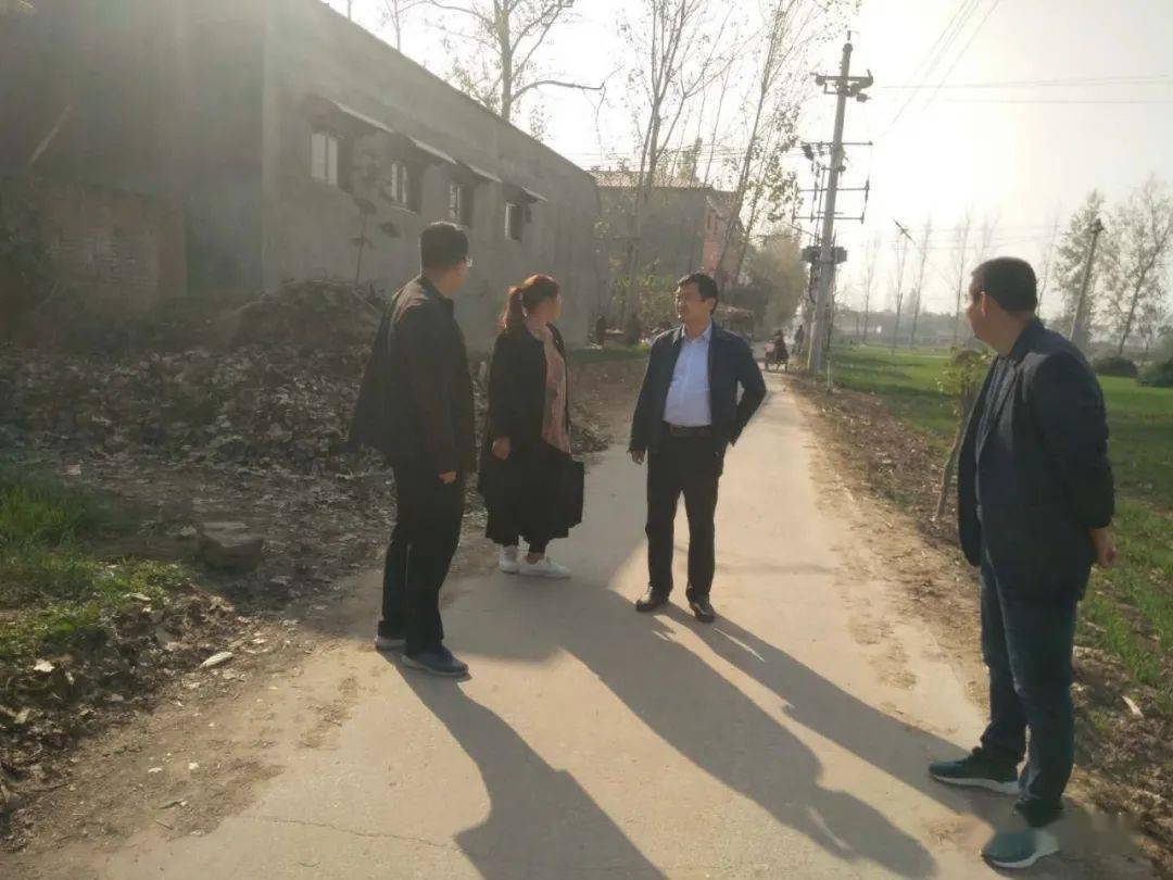 李峰先后来到赵黄庄,堤子湾,孙庄,仝邓楼等行政村,现场察看农村人居
