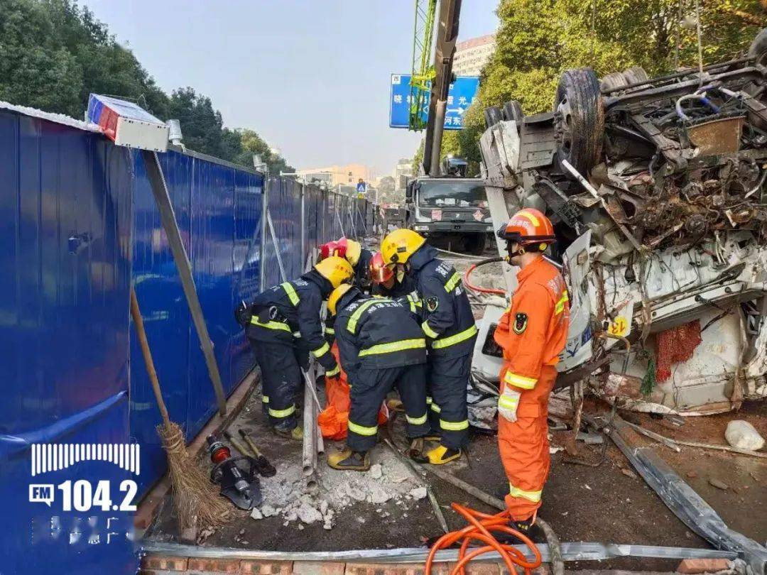 今晨湘潭大道大阳新村路段发生交通事故驾驶员当场死亡