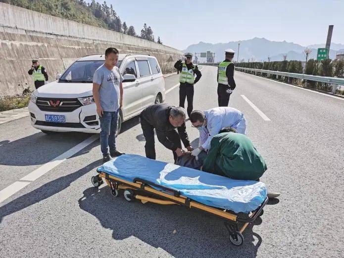 遵义高速交警五大队接到报警: 务遵高速公路绥阳县旺草服务区路段,有