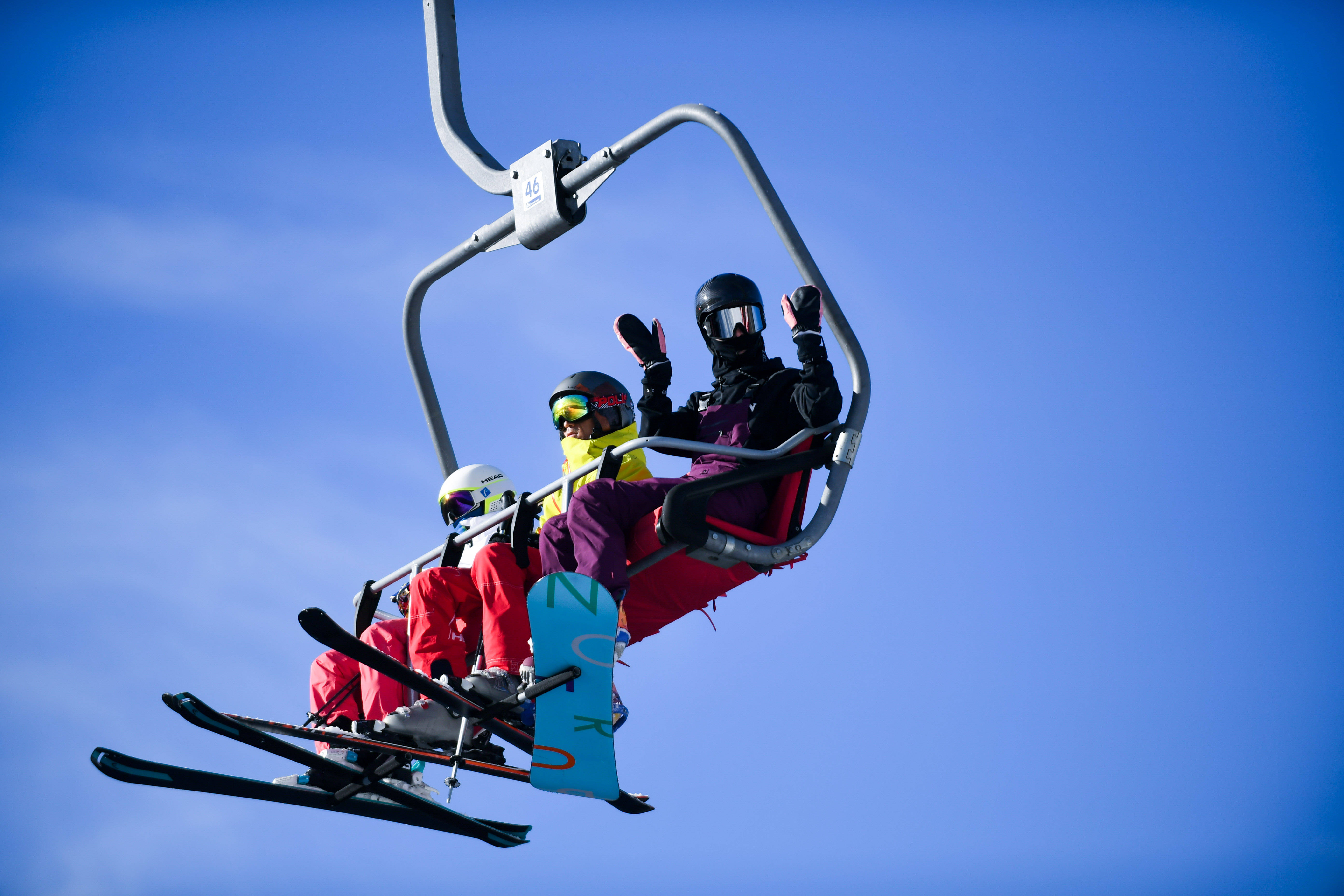 11月14日,滑雪爱好者在吉林市北大湖滑雪场乘坐缆车.