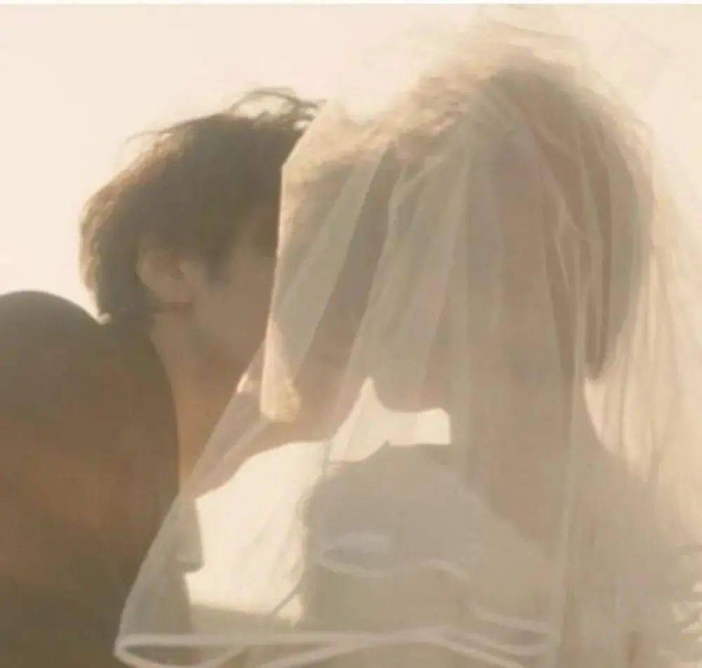 巨款|今日头像丨这个冬天可以当穿你外套的那个女孩吗？