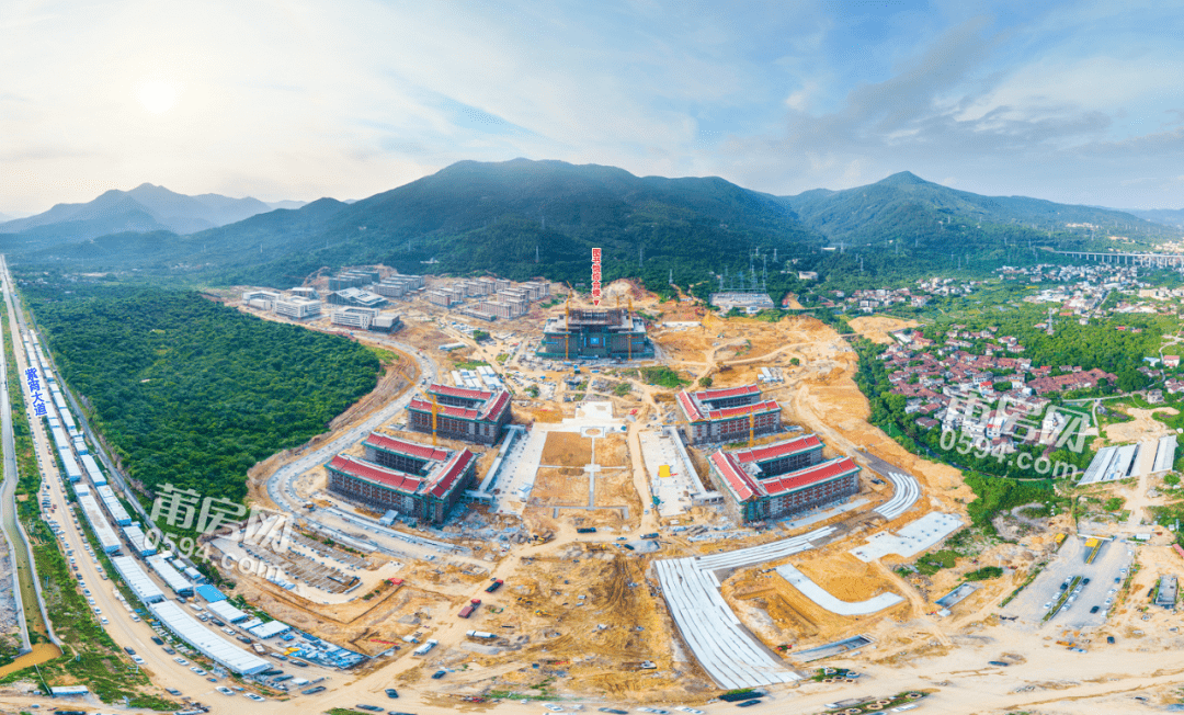 建设中的莆田学院新校区 与此同时,大学城片区迎来大量基建入场