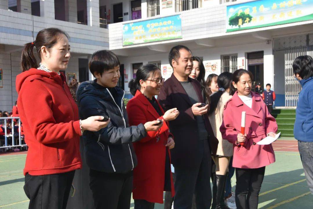 镇安县城关小学成功举办第三届校园趣味运动会