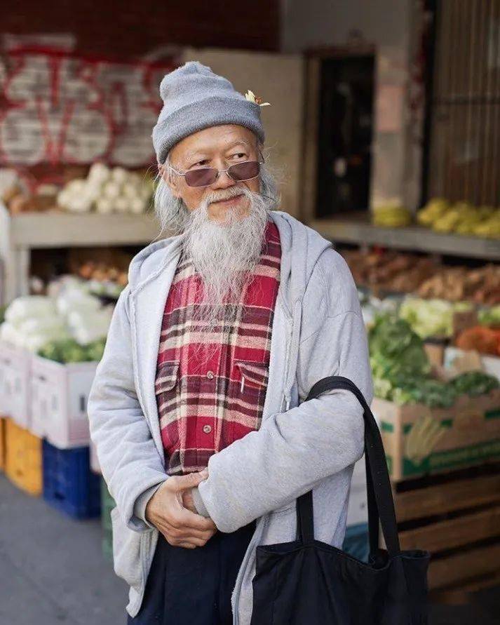 她们专拍国外中国城里的亚裔爷爷奶奶们老年时尚秀都很有范儿呀