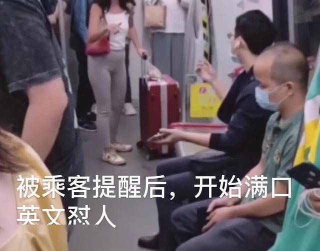 女子在公交上摘口罩吃榴莲，还理直气壮：你别多管闲事