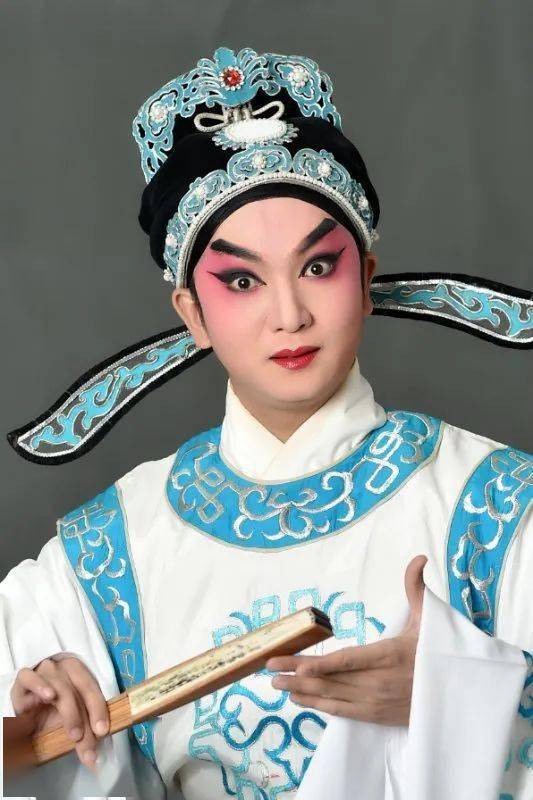 一级演员,中国戏剧家协会会员,第十九届中国戏剧梅花奖得主,著名粤剧