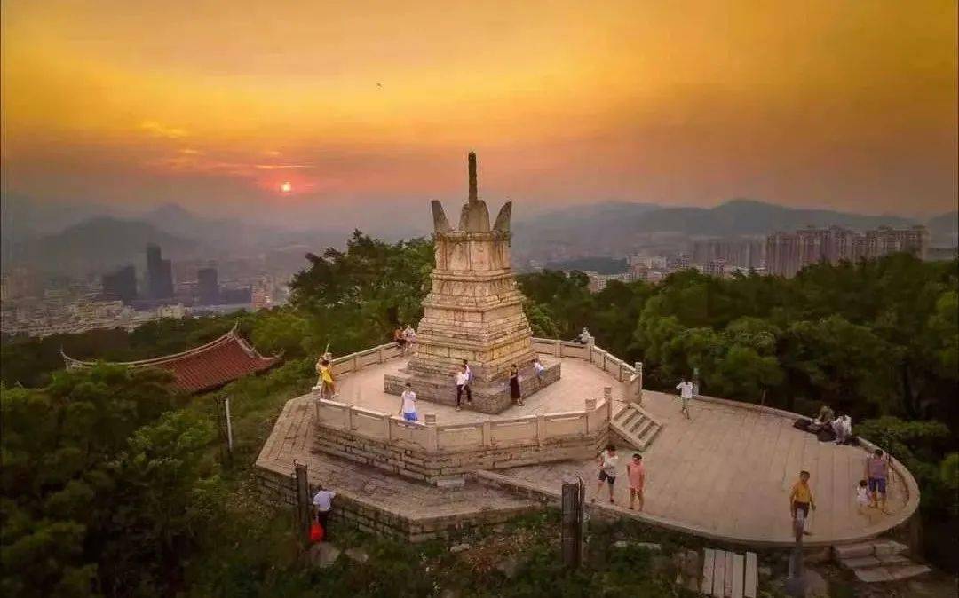 建造一座石塔,这就是现在的"天中万寿塔,人们也把这座山称为塔斗山