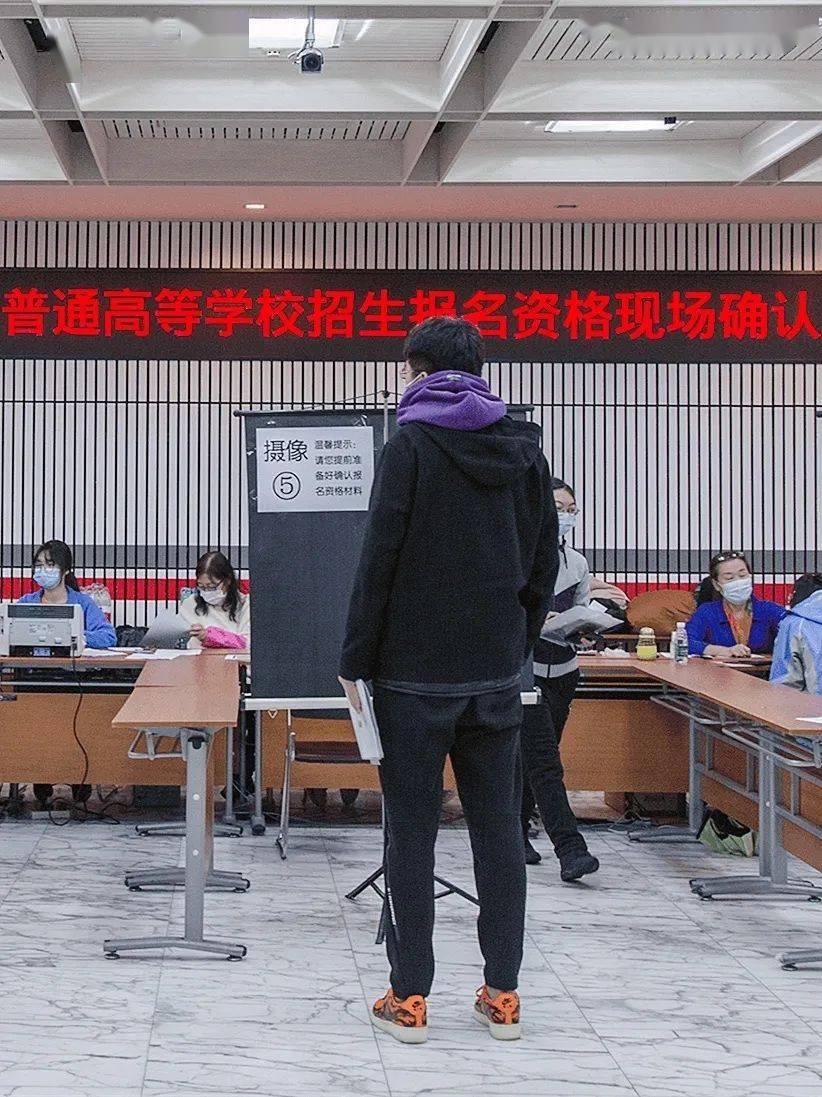 考生|我要给他们点个赞!高考报名资格现场确认严中有暖