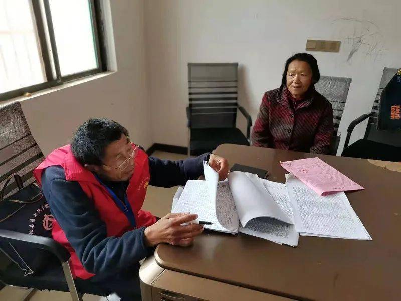 点赞人口普查员_人口普查员证件图片(3)