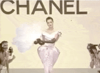 化身|卍物志┃26岁被老佛爷捧为香奈儿化身，如今63岁依然是法式优雅的代名词