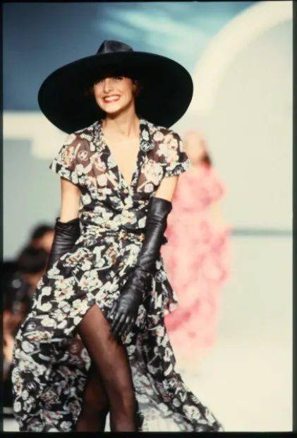 化身|卍物志┃26岁被老佛爷捧为香奈儿化身，如今63岁依然是法式优雅的代名词