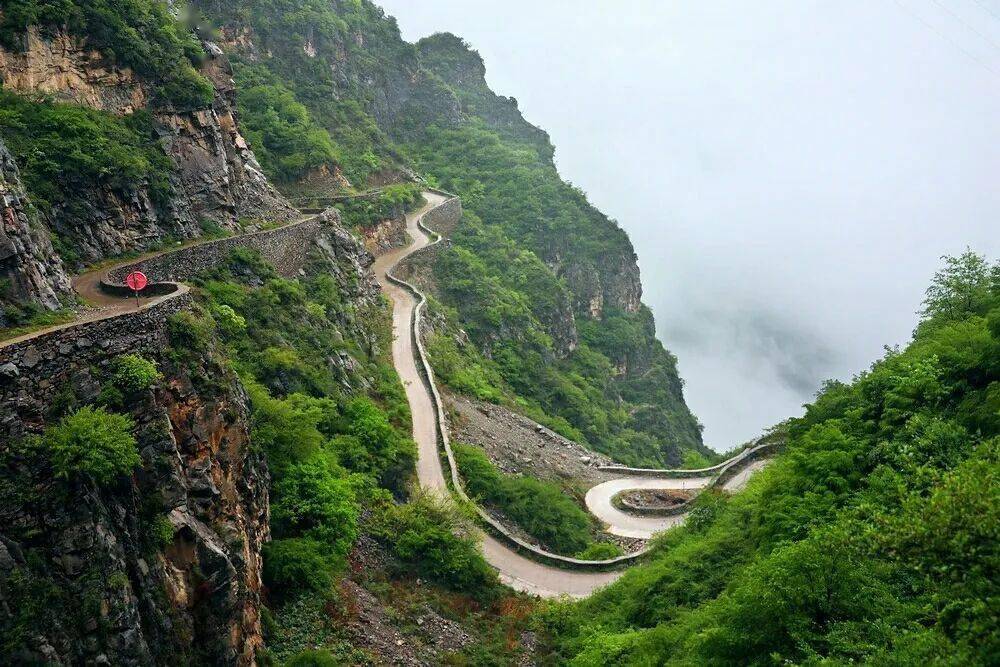 这次计划的线路是:首先骑行平顺太行天路,观西井山九曲十八弯盘山路