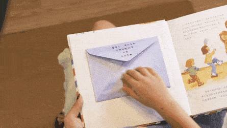 step4:孩子打开折叠在信封里的信纸