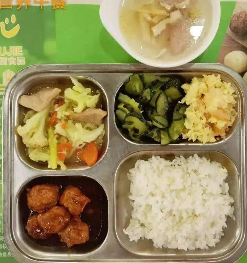 看别人家的食堂!徐汇中小学生用"光盘"为营养午餐添光彩