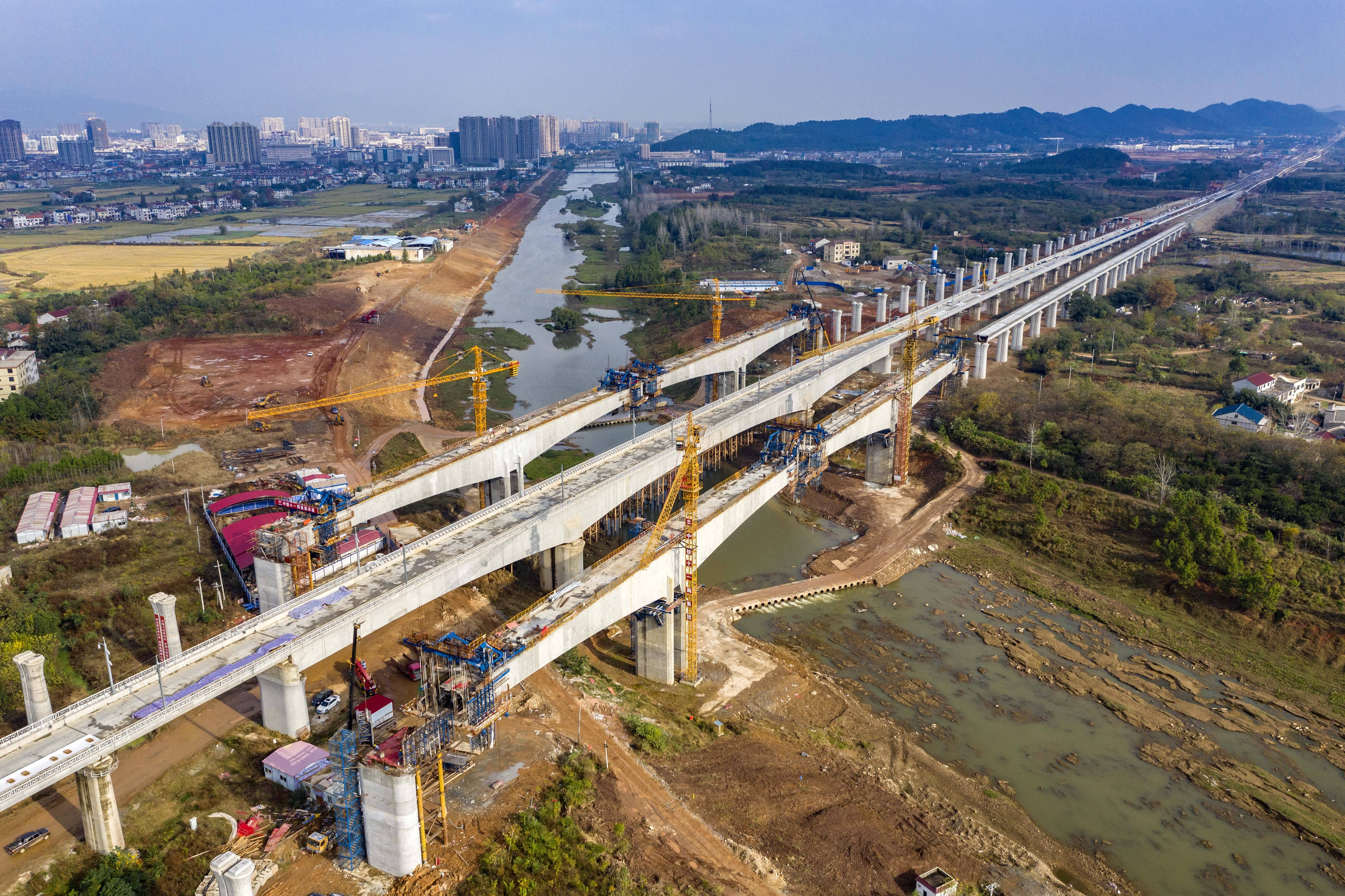 在湖北省黄梅县境内拍摄的中铁十一局黄黄高铁新县河特大桥连续梁浇筑