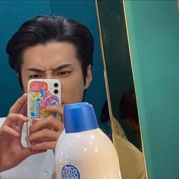报告！这里有一只努力装作凶巴巴的小勋喵！