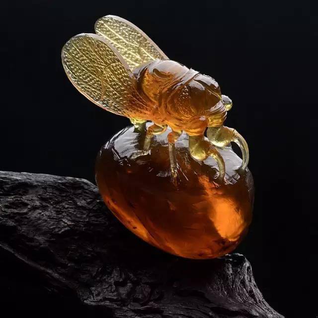 琥珀作品欣赏不仅如此,有的琥珀里面含有昆虫,植物,矿物质等包裹体