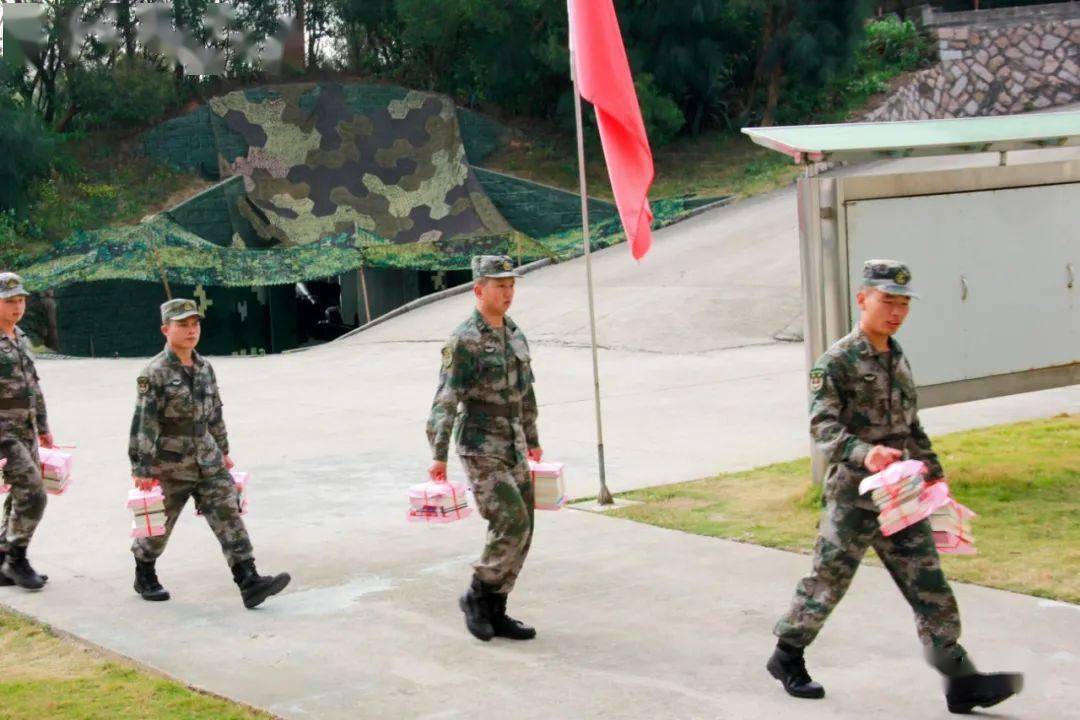 当天上午,连江县图书馆将流动图书车开到了黄岐镇某部营区,满院书香